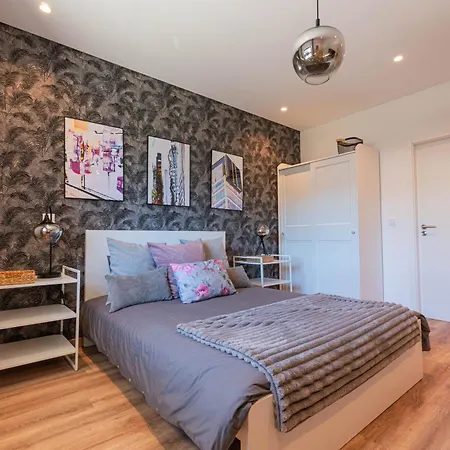 7min To Uni Se-velha - Ac - Work Desk - 300mbs Wifi - 1 And 2 4* Коимбра